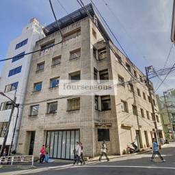 EBISU WEST 「恵比寿」駅まで徒歩4分、「代官山」駅まで徒歩7分 「恵比寿西一丁目」5差路交差点の角から2軒目と好立地、外観もヴィンテージ調レンガ貼りのでオシャレな事業用ビル!ご内覧もお気軽にお申し付けください!